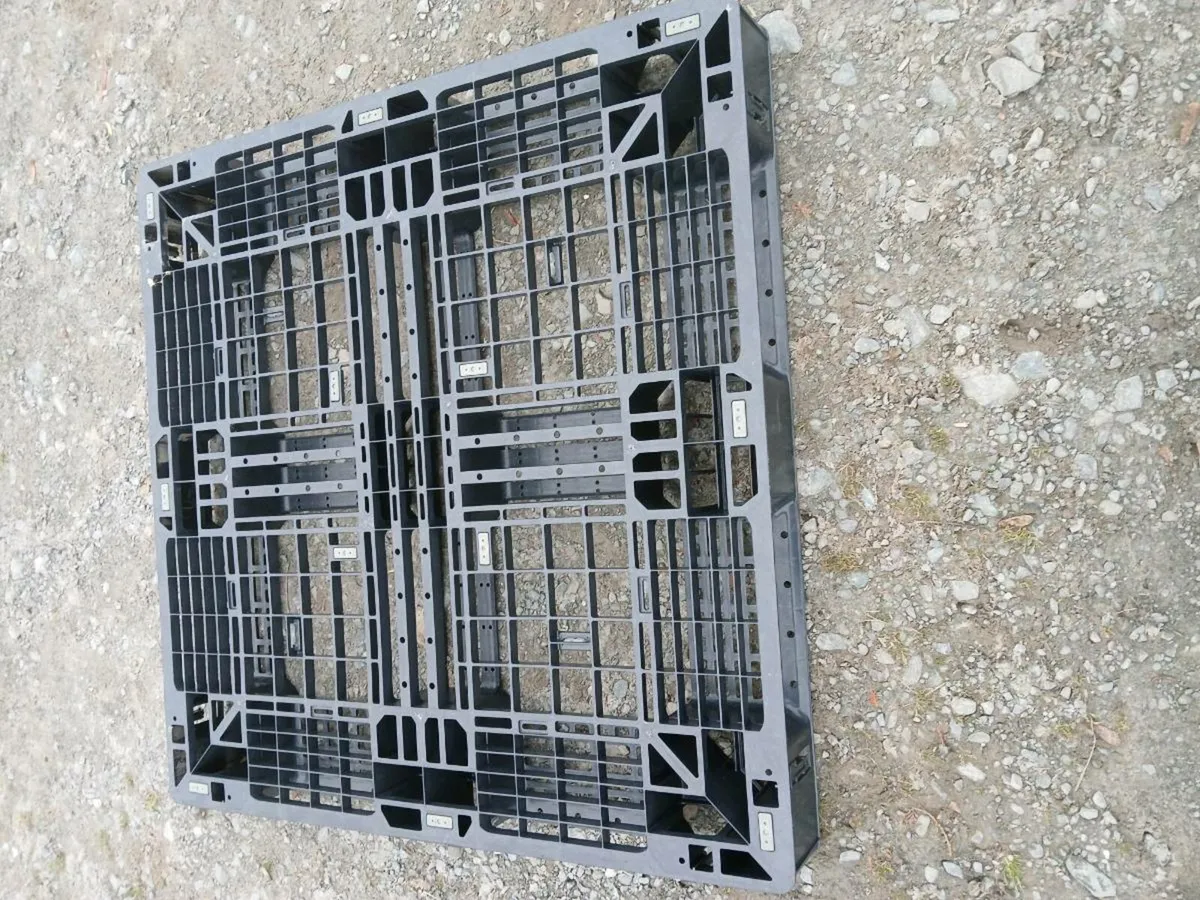 Plastic pallets - Image 1