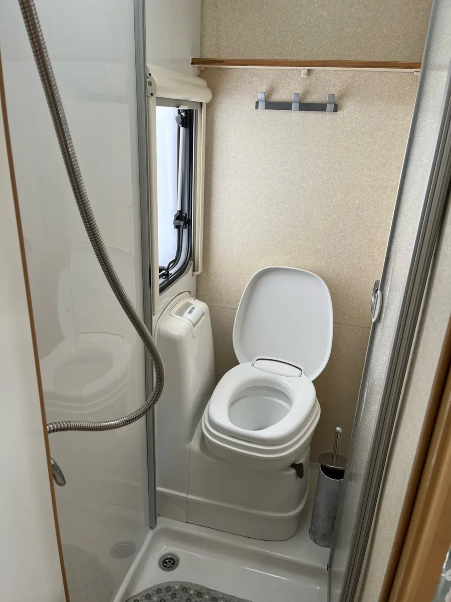 Caravan parts and windows - Image 4