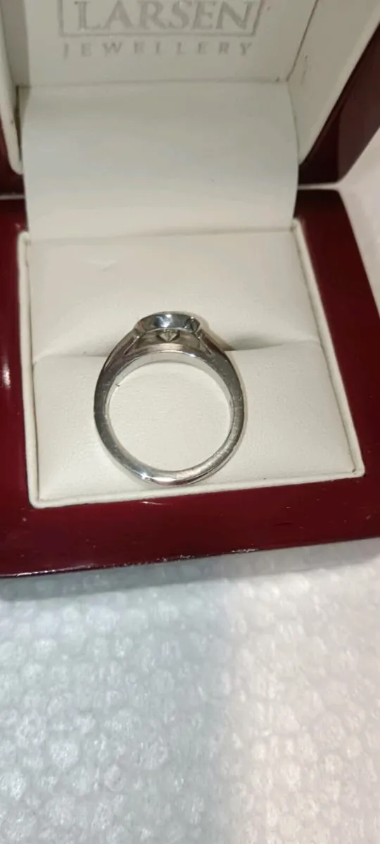 Platinum Engagement ring - Image 4