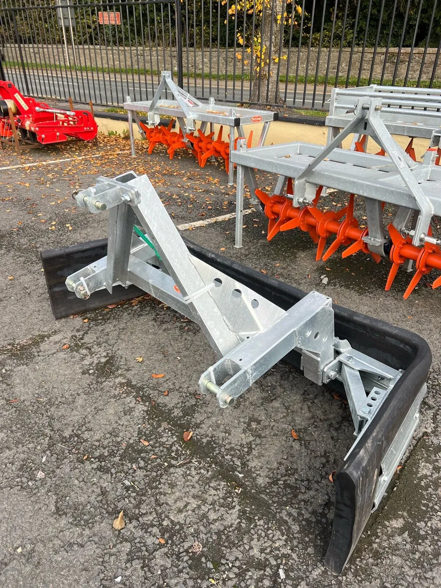 RITCHIE GALVANISED YARD SCRAPER - Image 3
