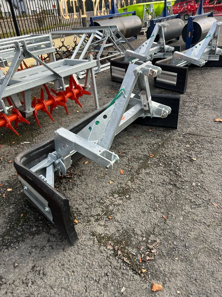 RITCHIE GALVANISED YARD SCRAPER - Image 4