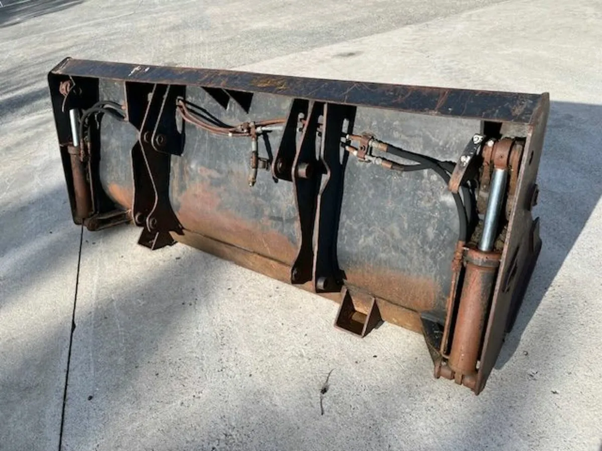 4 in 1 Bucket to suit MF 50B or 50D etc - Image 4