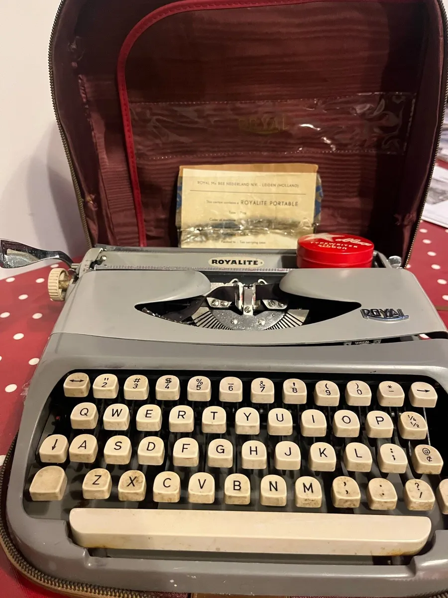 Vintage Royalite Typewriter. - Image 1