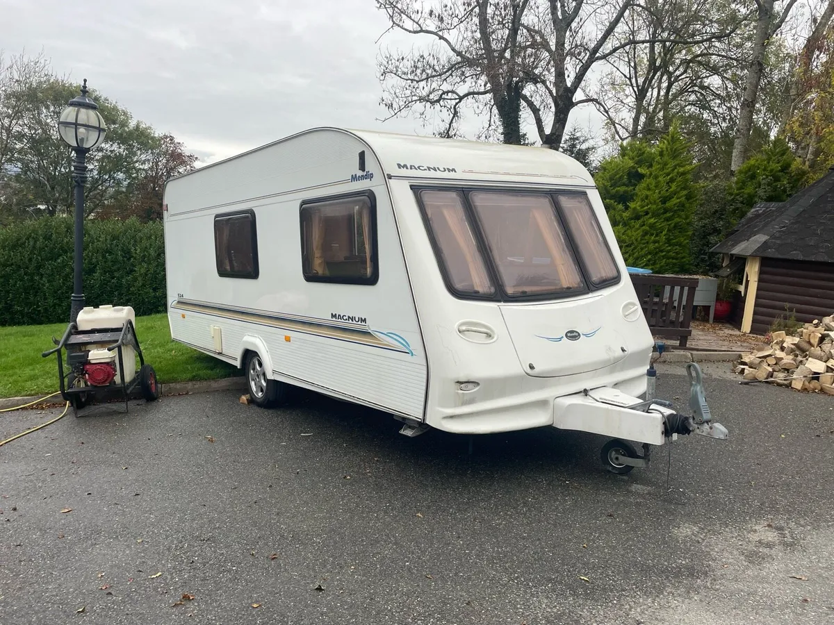 Light weight 4 birth caravan - Image 1