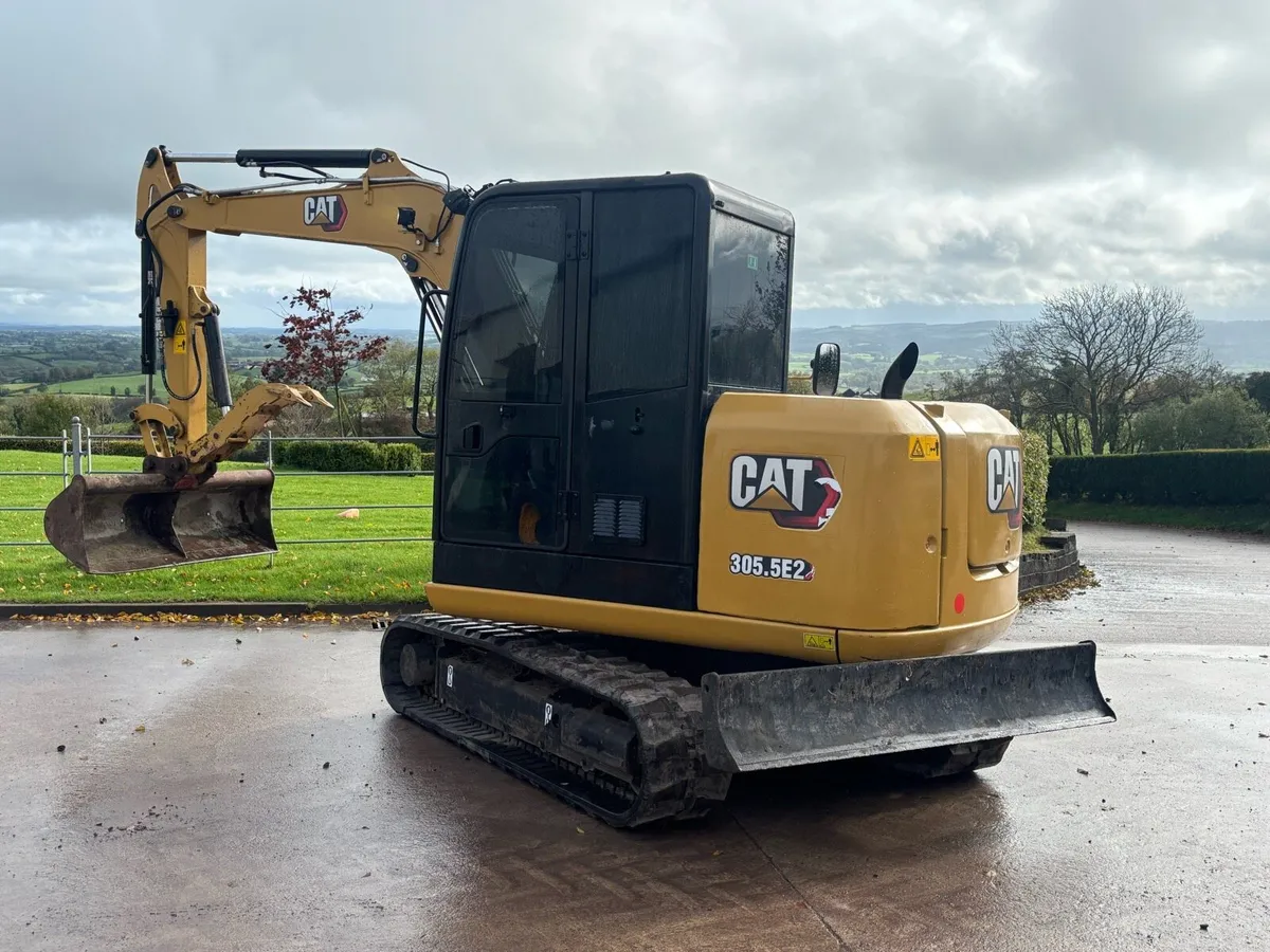 Cat 6 ton digger - Image 1