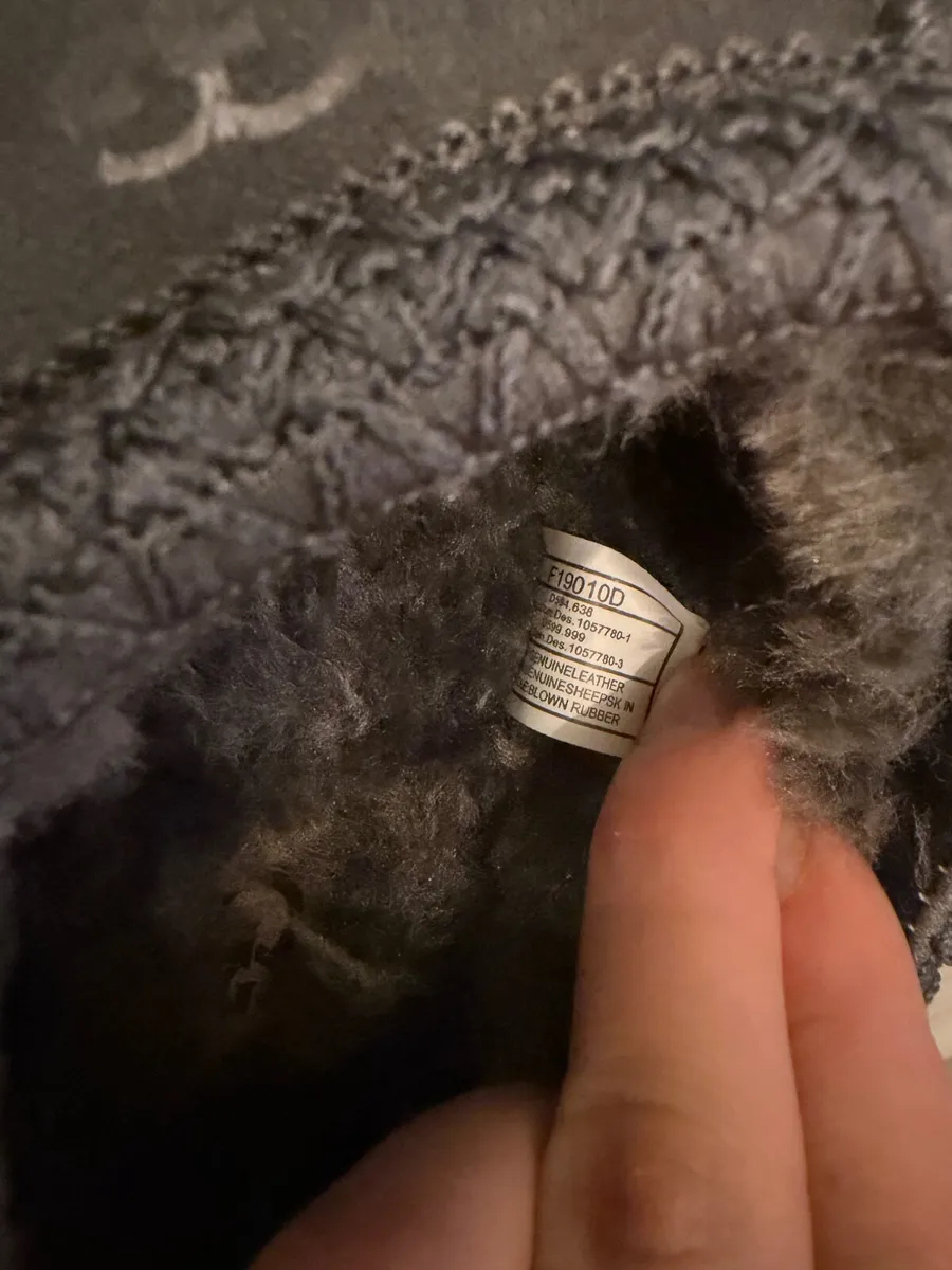 Ugg size 5 - Image 1