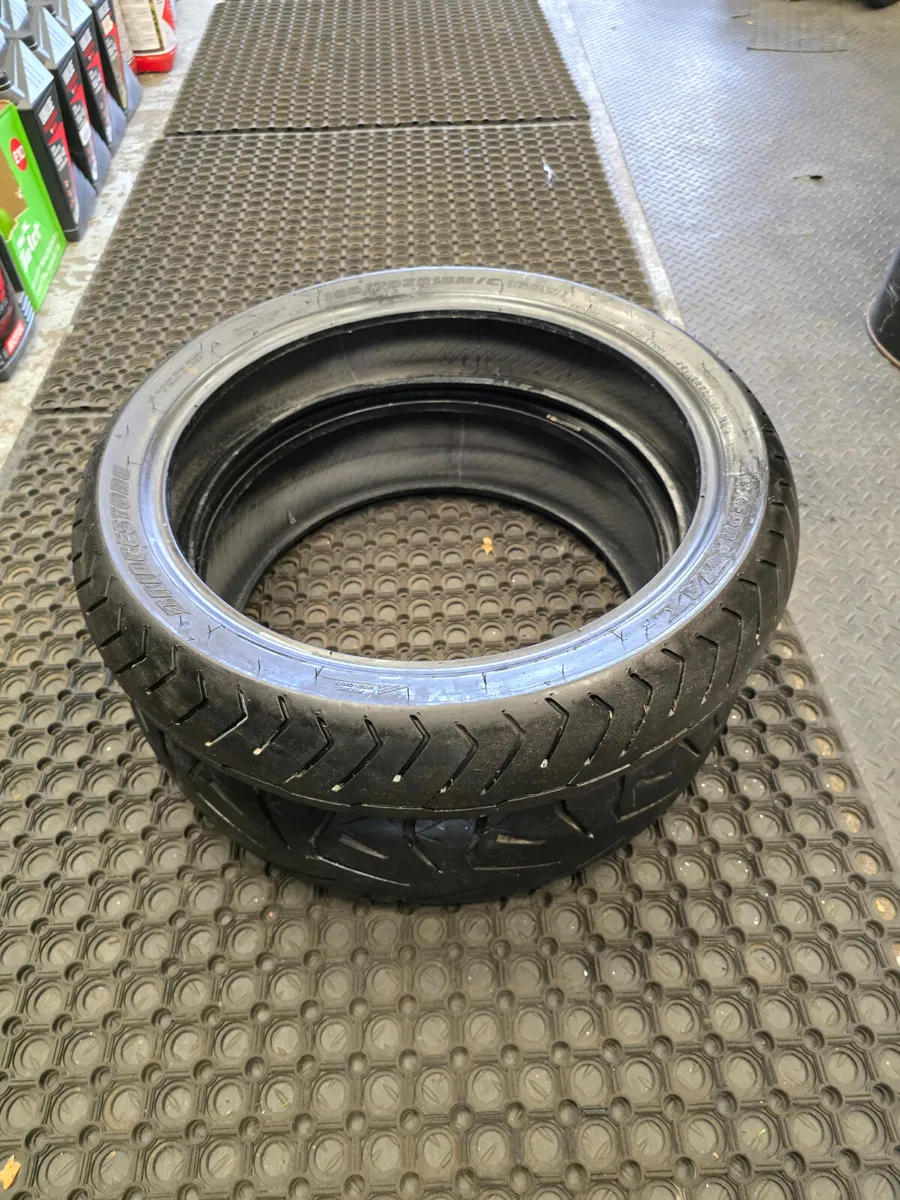 HONDA VTX1800 TYRE SET PART WORN - Image 4