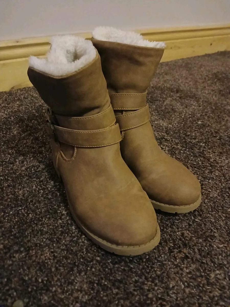 Fantastic M&S kids winter boots Size 13 - Image 1