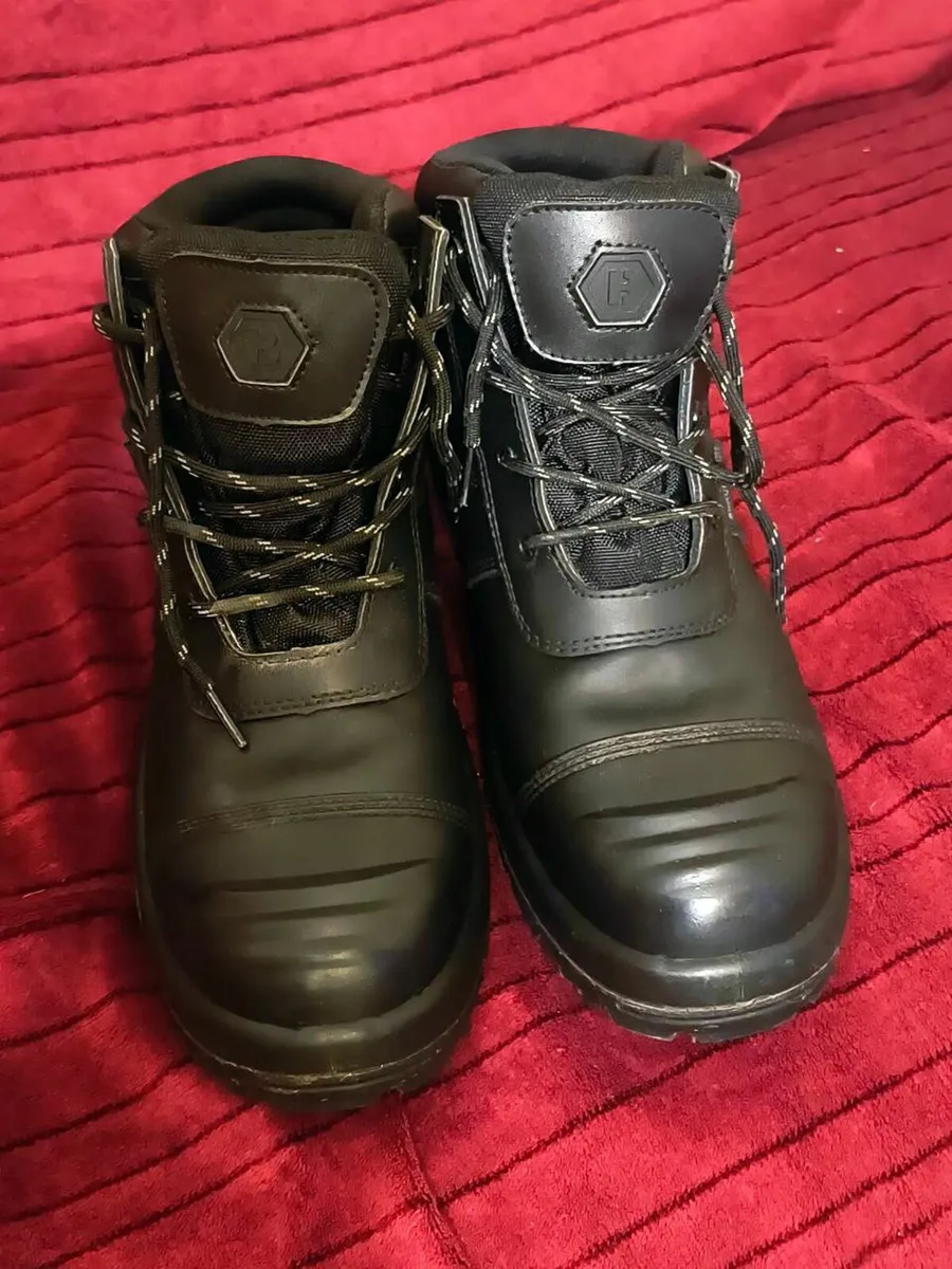 Avenger Waterproof Work Boots 9 size - Image 1