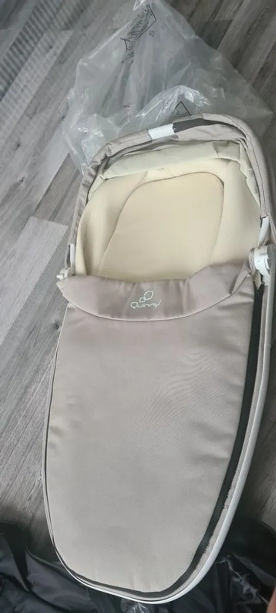 Quinny Carrycot - Image 1
