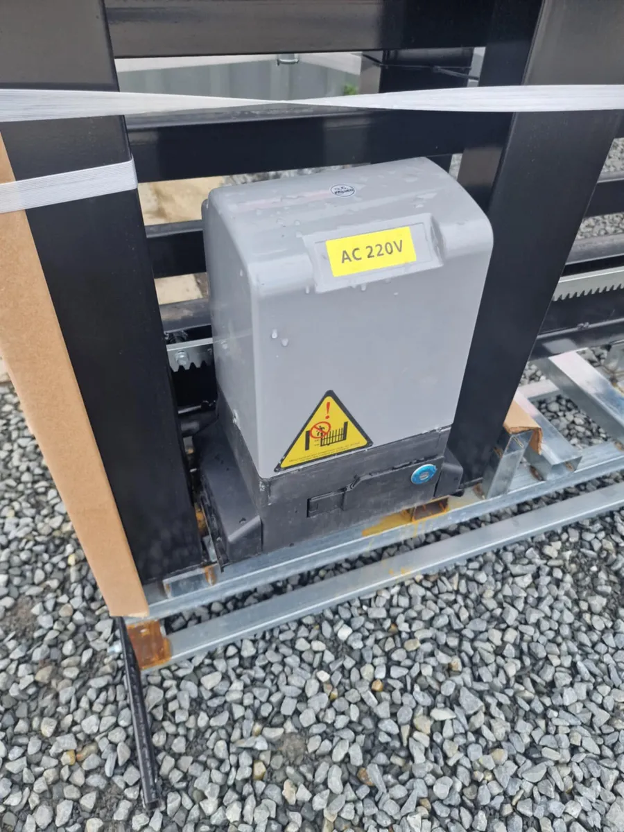 Entrance gates - Image 4