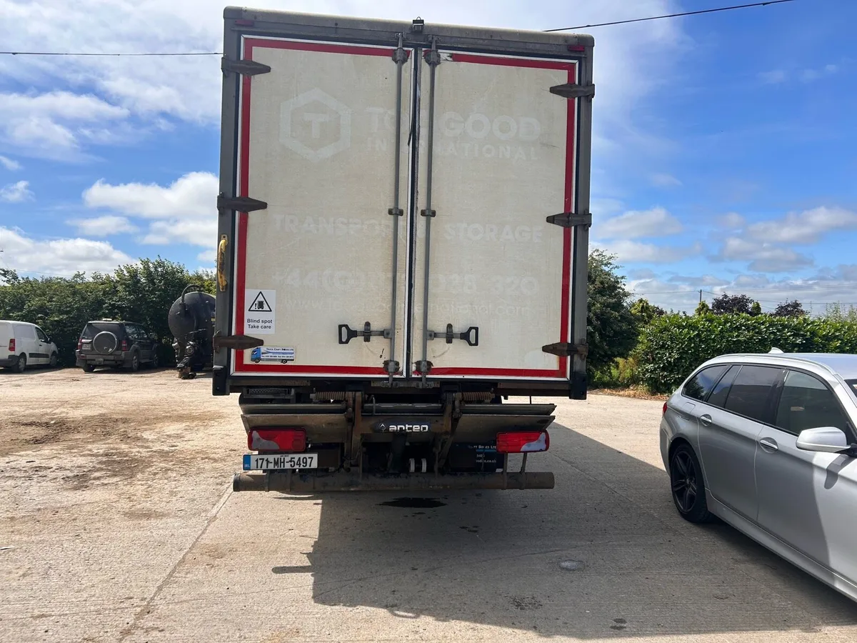 Man 18 250 box sleeper cab - Image 3