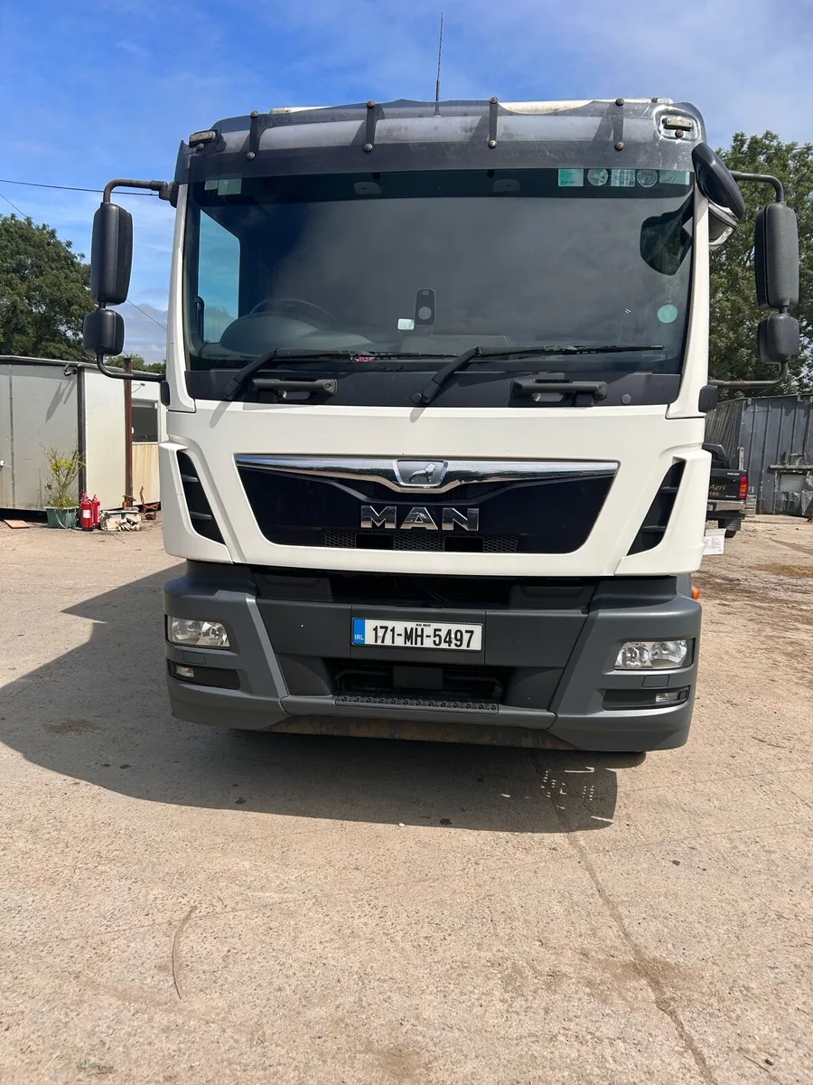 Man 18 250 box sleeper cab - Image 1