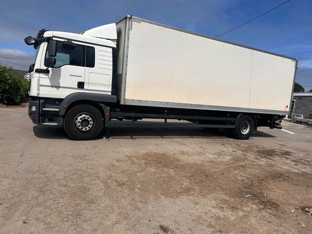 Man 18 250 box sleeper cab - Image 2