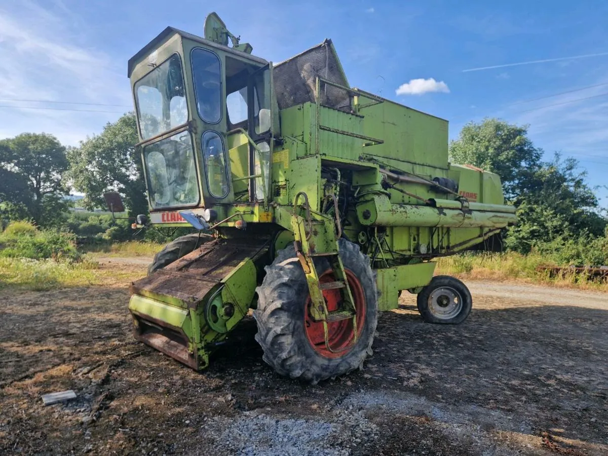 Claas Dominator combine harvester - Image 1