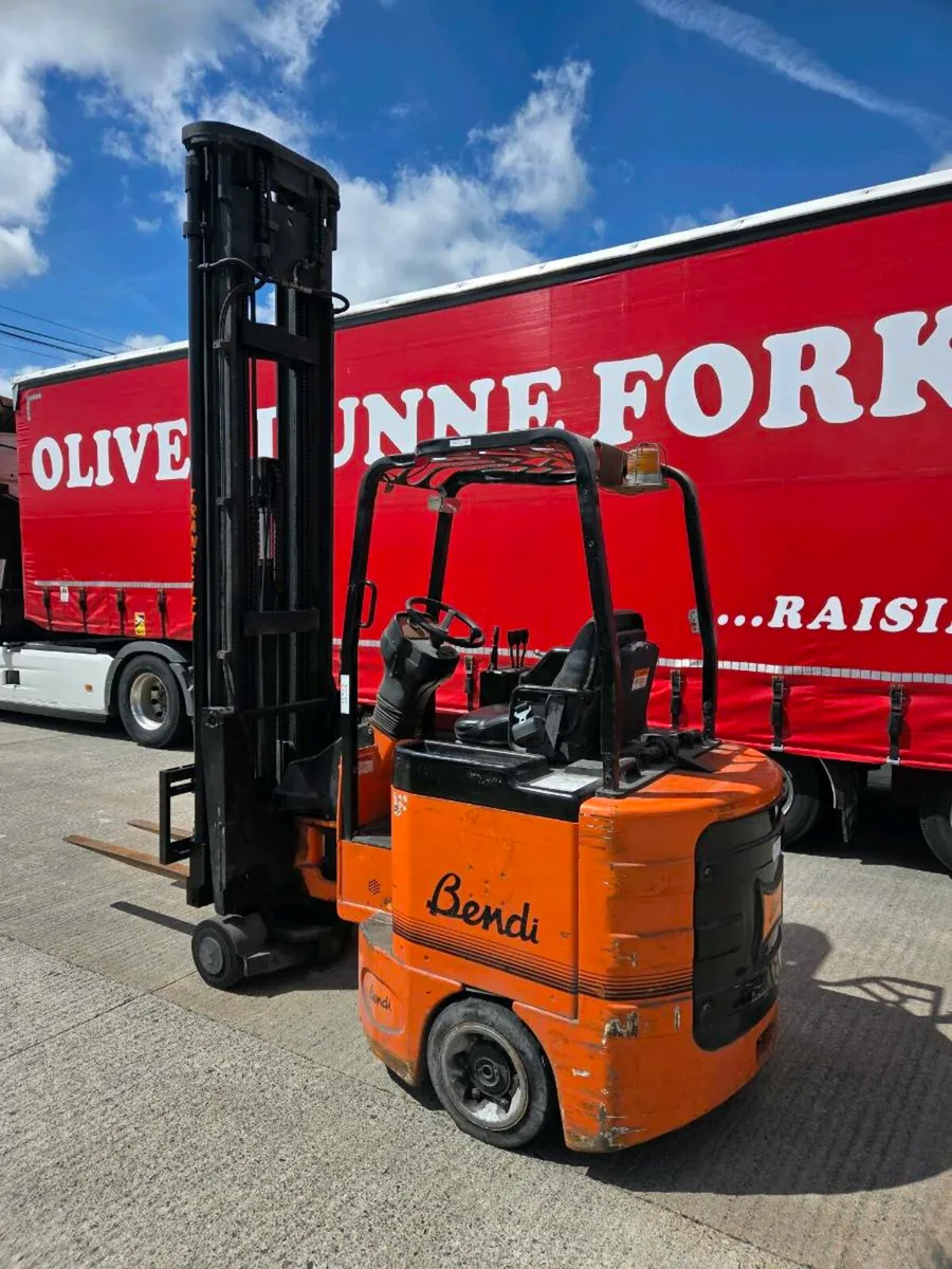Bendi Very Narrow Aisle Forklift - Image 1