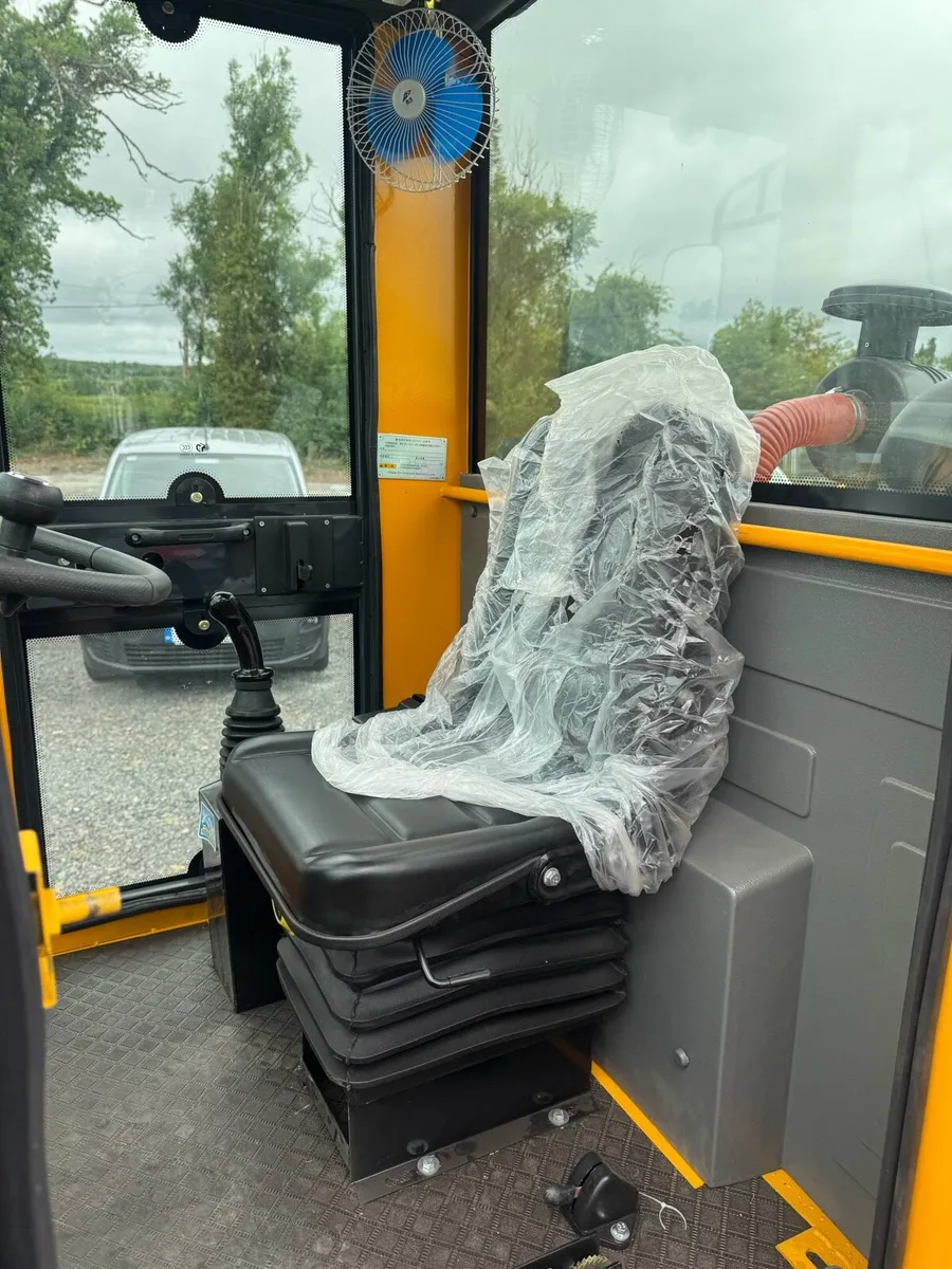 Loader 2025 €12750 including vat - Image 3