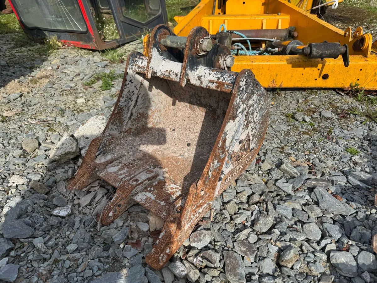 Rhinox 18" bucket for Wacker Neuson 1.8 tonne - Image 1