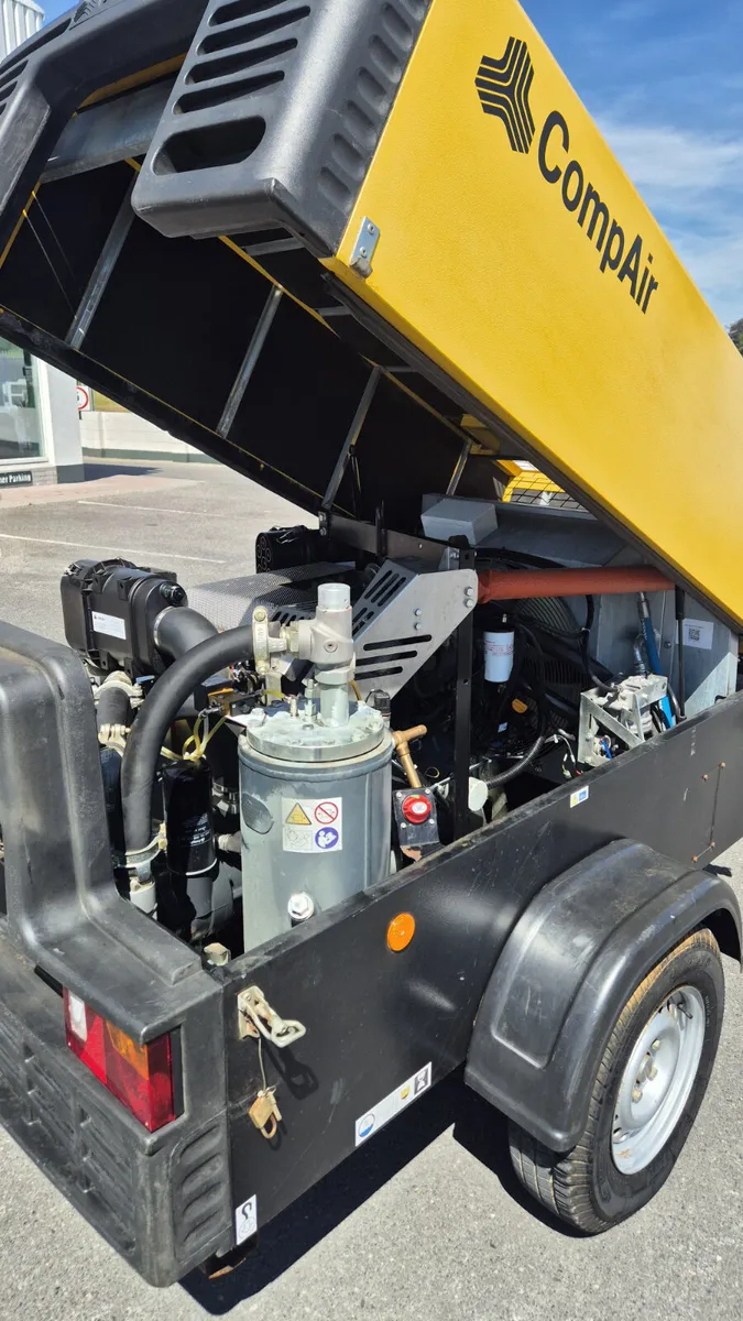 CompairTowable Road Diesel Air Compressor 268 CFM - Image 4