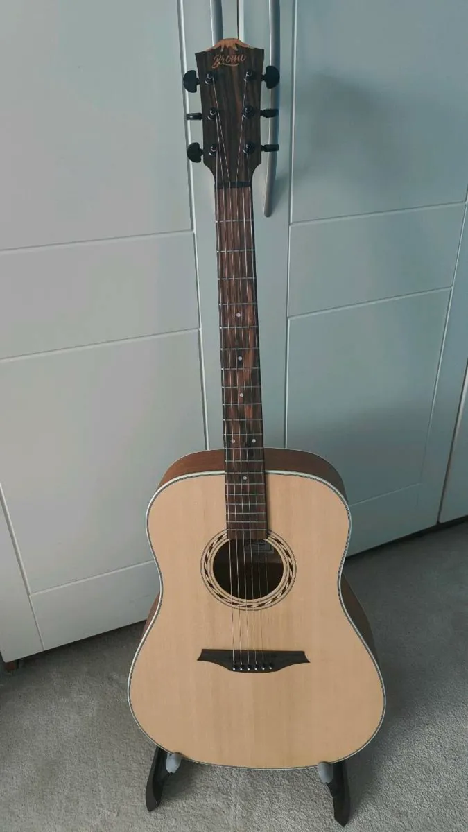 CLASSIC GUITAR - Image 1