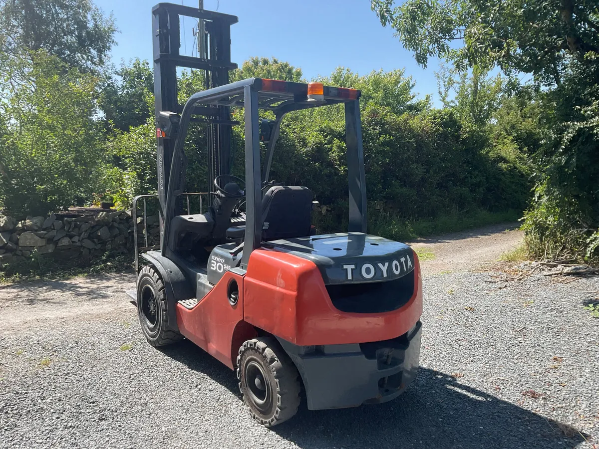 FORKLIFT - Image 2