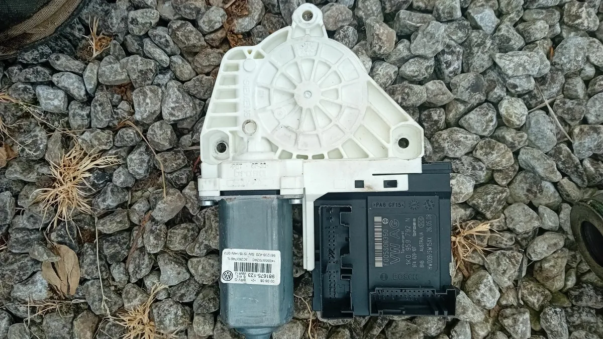 Volkswagon Passat Parts 2009 - Image 4