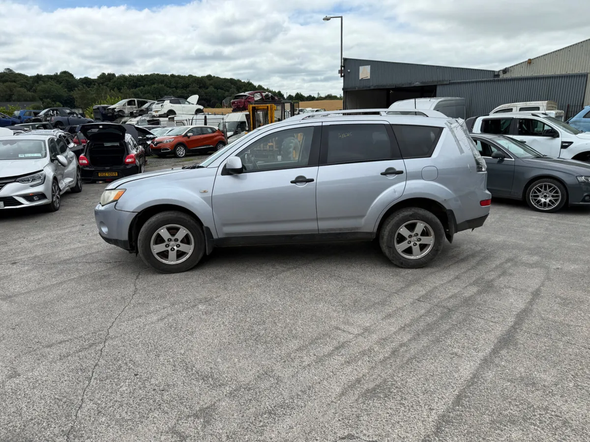 2011 Mitsubishi outlander 2.0 4X4 - Image 3