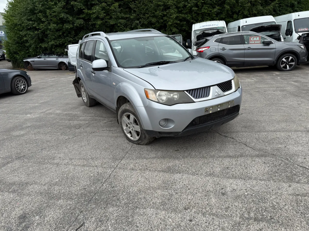 2011 Mitsubishi outlander 2.0 4X4 - Image 2