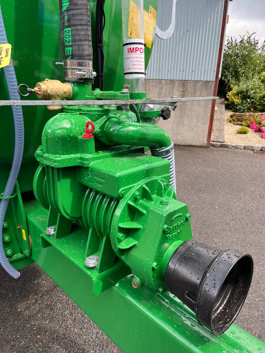 New 1600 Gallon Fully Recessed Conor Tanker - Image 3