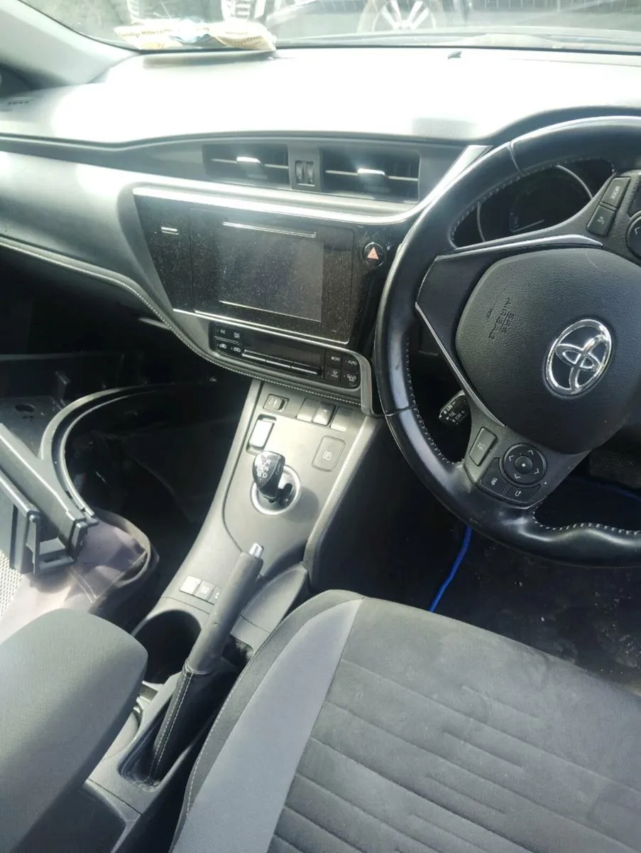 Breaking Toyota auris 2017 hybrid - Image 4
