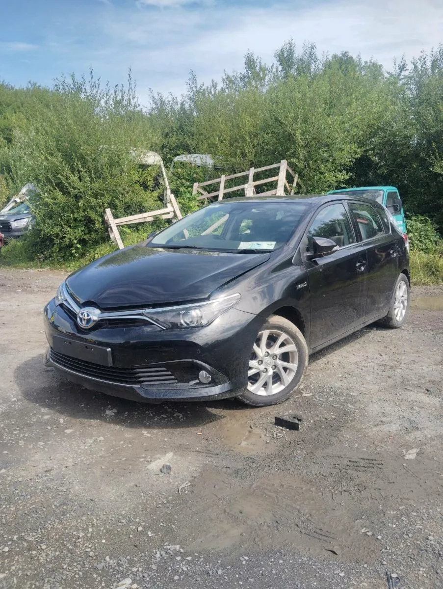 Breaking Toyota auris 2017 hybrid - Image 1