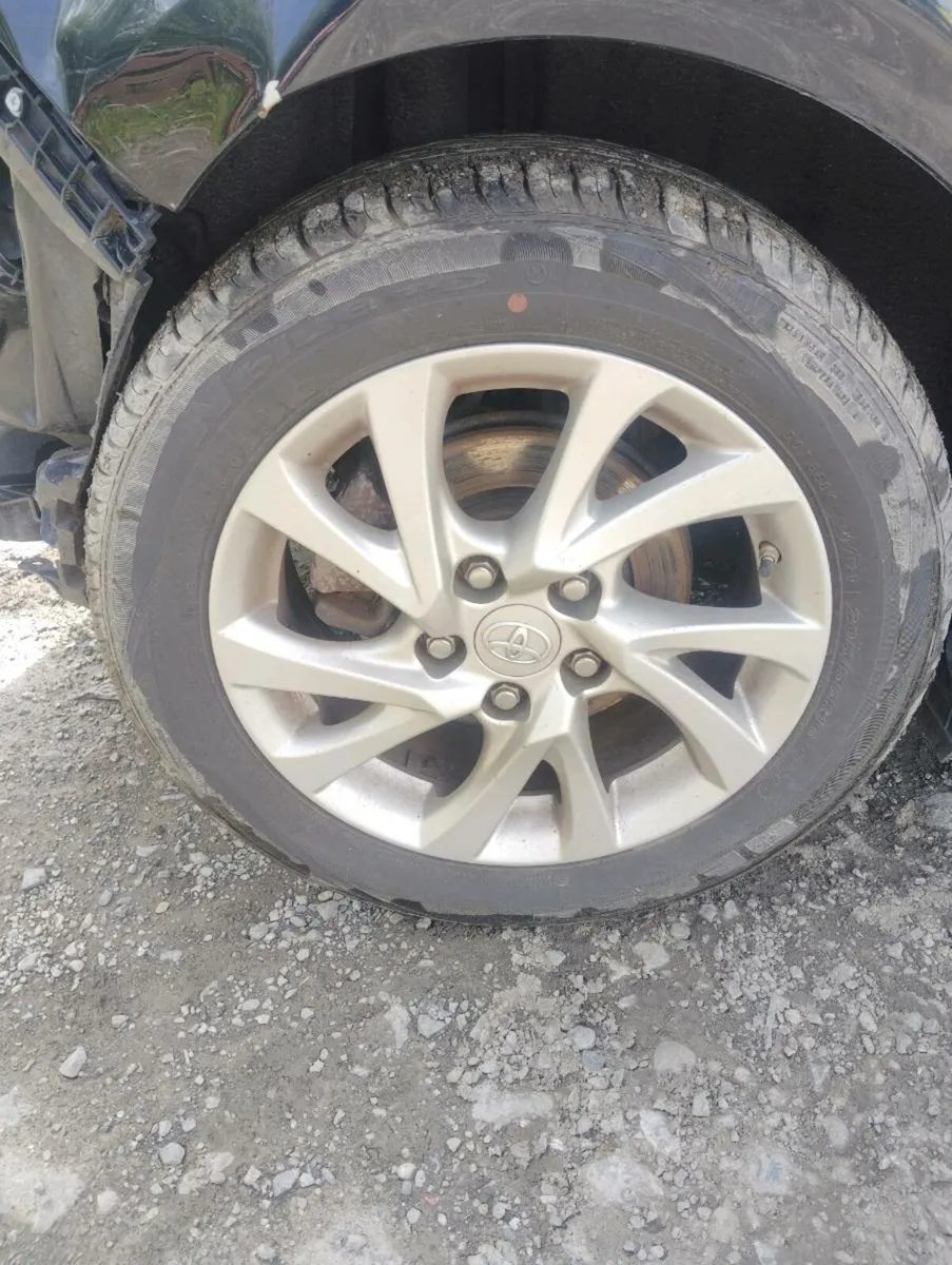 Breaking Toyota auris 2017 hybrid - Image 2