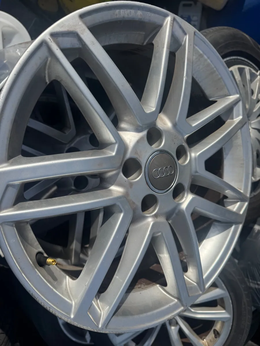 Sline alloys 18” rims only x4