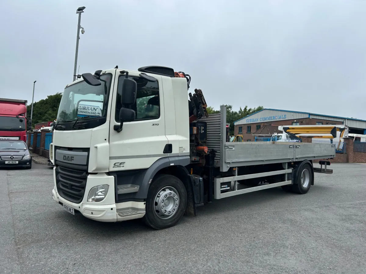 2016 Daf cf 370  4x2 18 ton flat with crane - Image 1