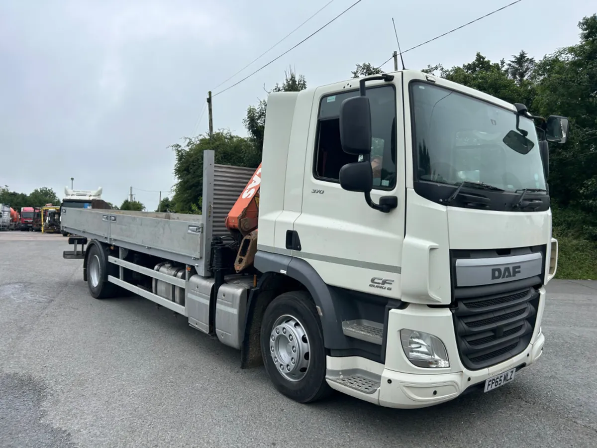 2016 Daf cf 370  4x2 18 ton flat with crane - Image 2