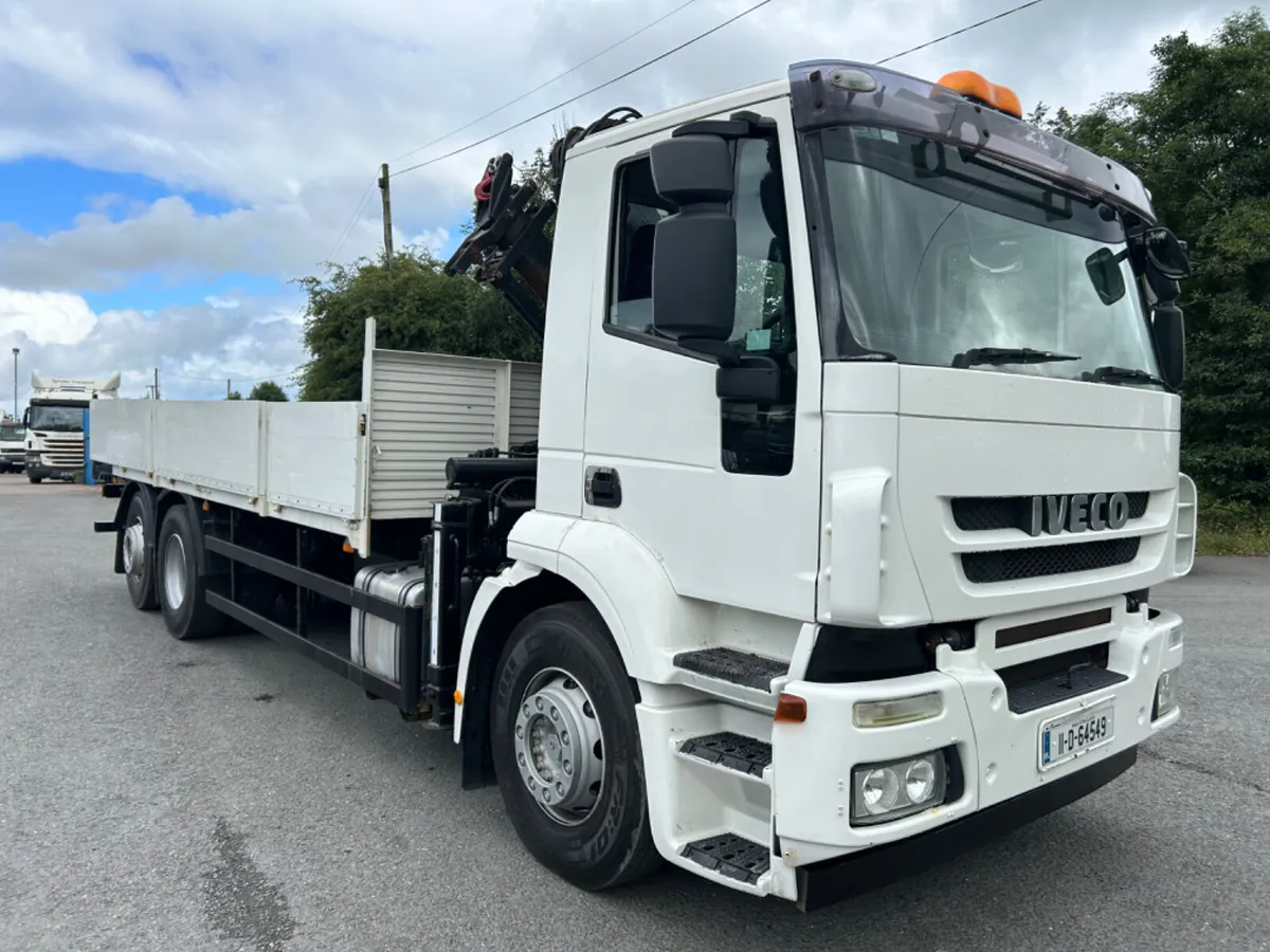 2011 iveco stralis 310 6x2 flat with crane - Image 3