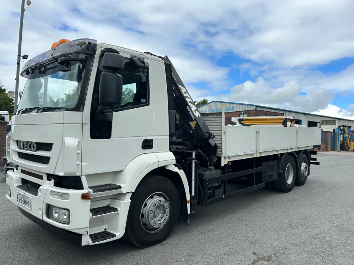 2011 iveco stralis 310 6x2 flat with crane - Image 1