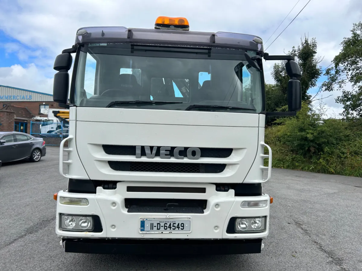 2011 iveco stralis 310 6x2 flat with crane - Image 2