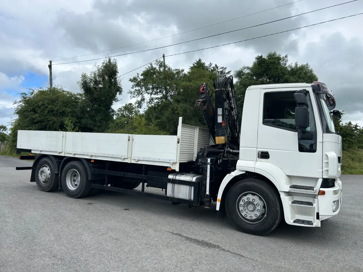 2011 iveco stralis 310 6x2 flat with crane - Image 4