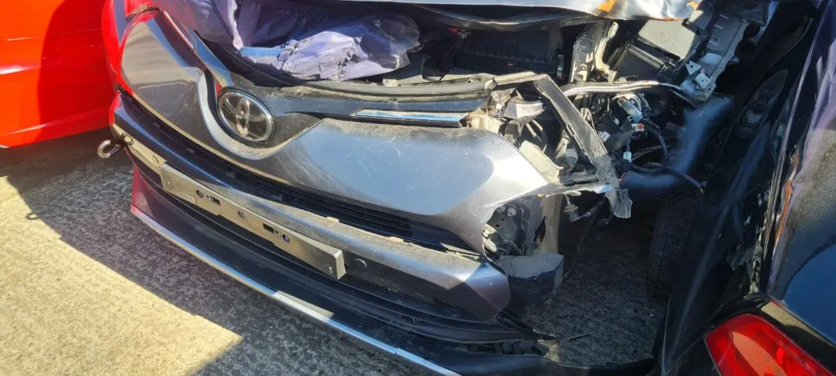 17 toyota RAV 4 - Image 2