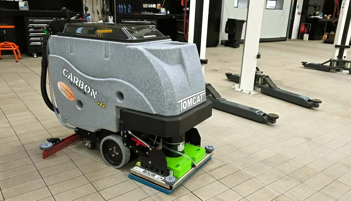 Tomcat Carbon 24E Heavy-Duty Scrubber Dryer - Image 1