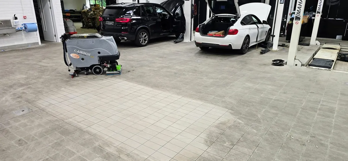 Tomcat Carbon 24E Heavy-Duty Scrubber Dryer - Image 3