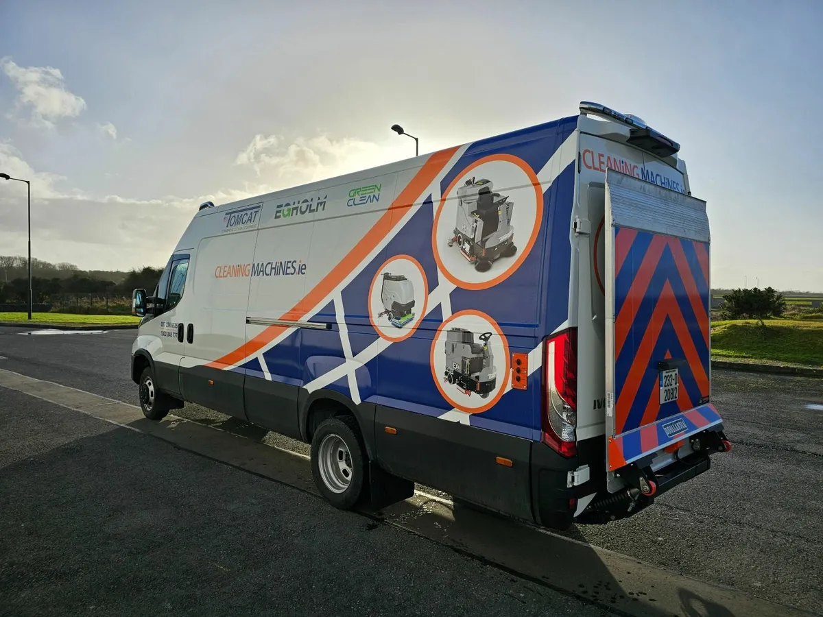 Tomcat Carbon 24E Heavy-Duty Scrubber Dryer - Image 4