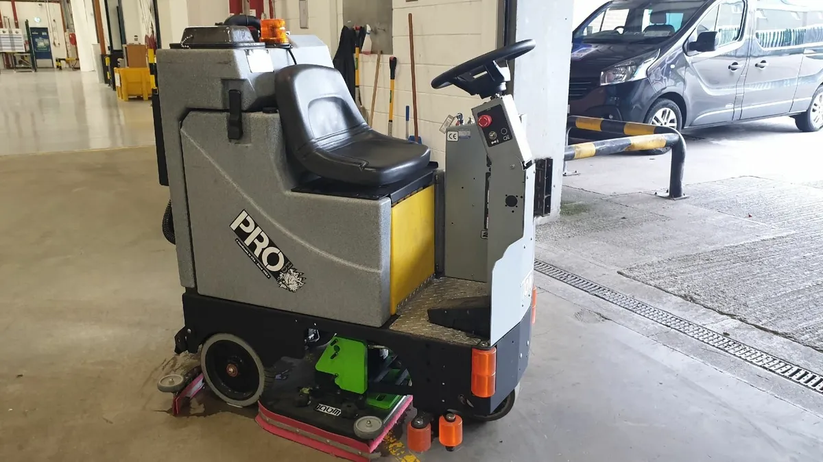 Reconditioned Tomcat Pro Rider Scrubber Dryer - Image 2