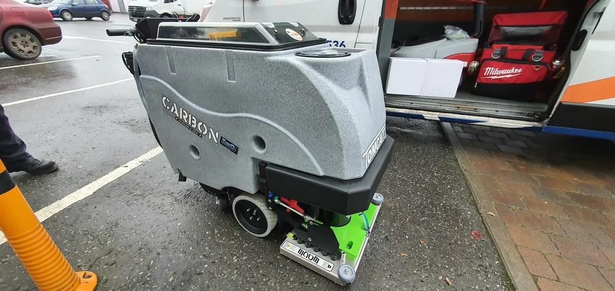 Tomcat Carbon 24E Scrubber Dryer Supermarket - Image 1