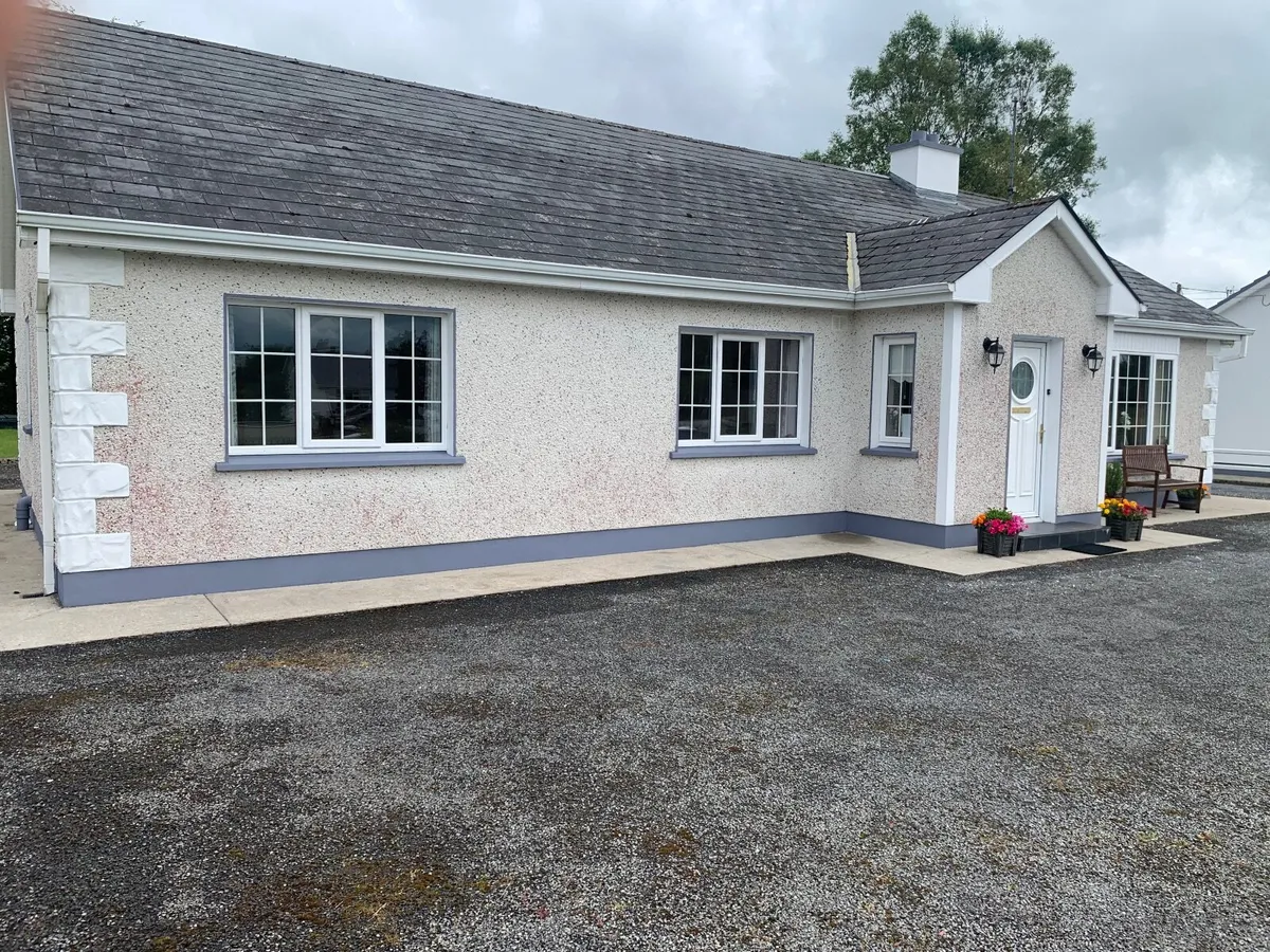 Self-Catering 3 Bedroom Bungalow - Image 1