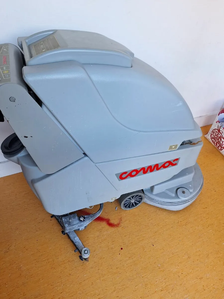 Comac Simpla scrubber dryer floor cleaner - Image 1
