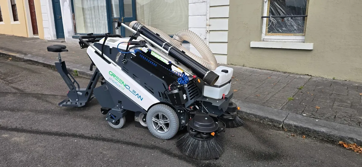 MaxWind Lithium-battery power street  sweeper - Image 1