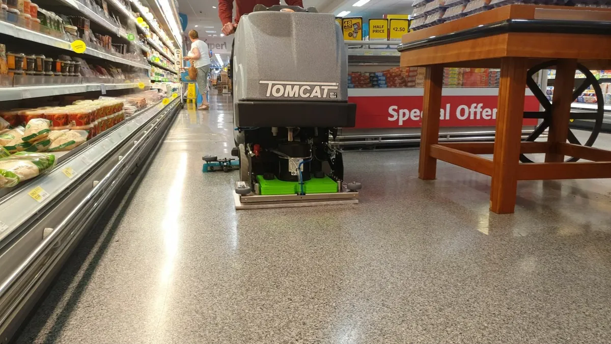 🛒 Tomcat Carbon 24E Scrubber Dryer – Supermarket - Image 1