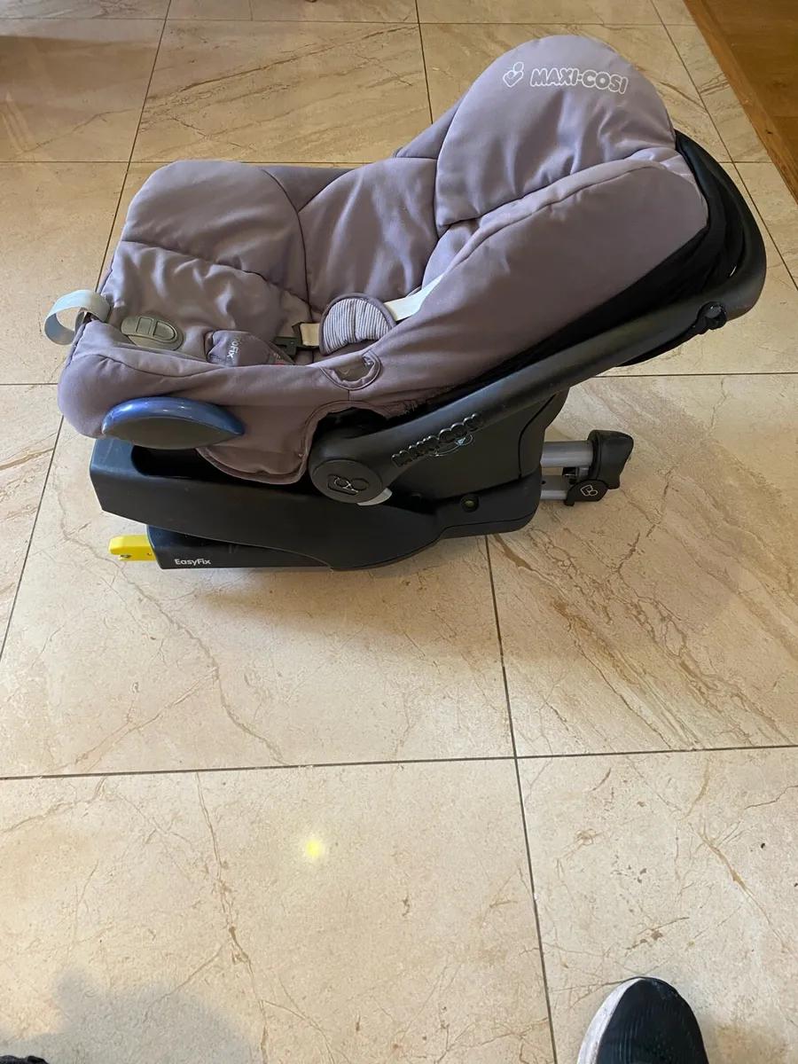 MaxiCosi isofix car seat - Image 2